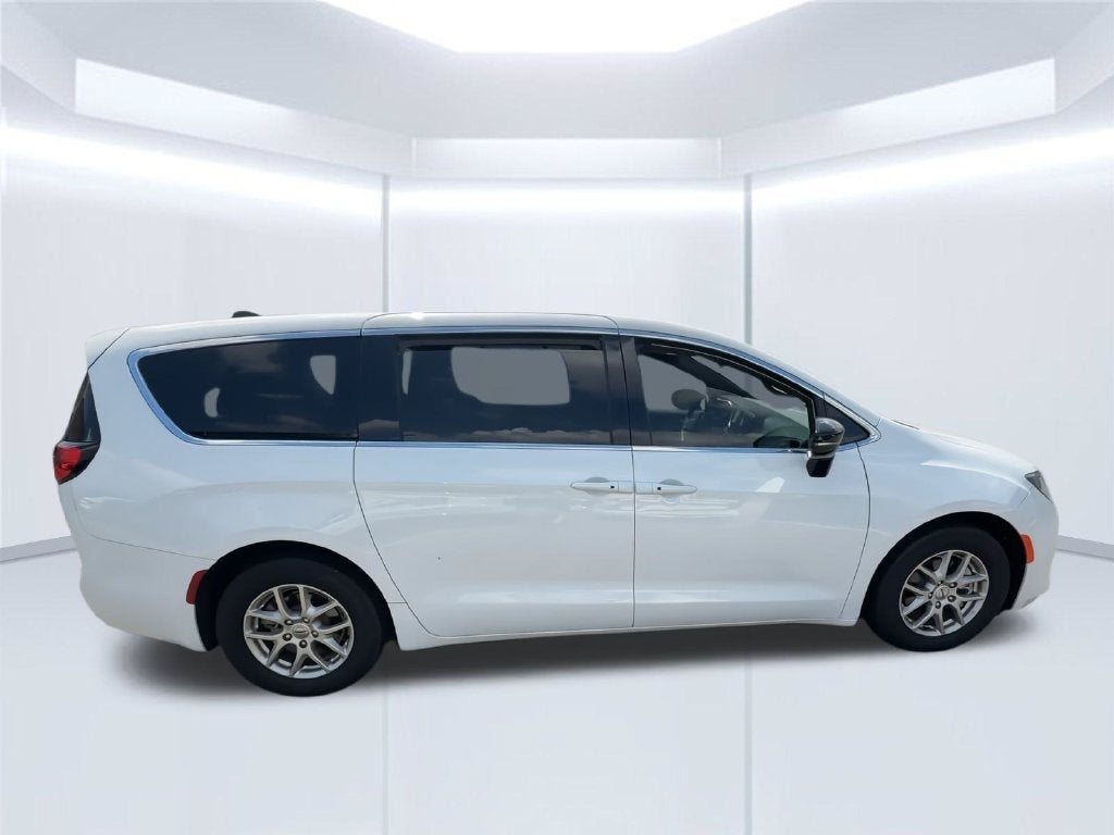2025 Chrysler Voyager LX