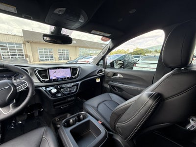 2025 Chrysler Voyager LX