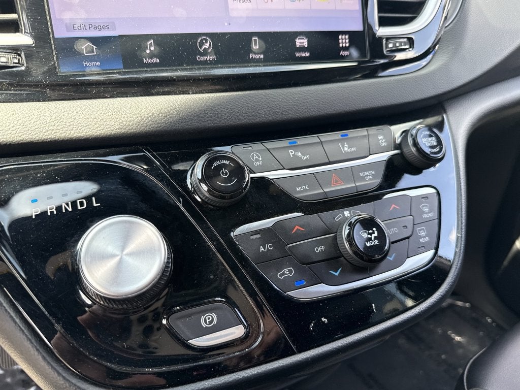 2025 Chrysler Voyager LX