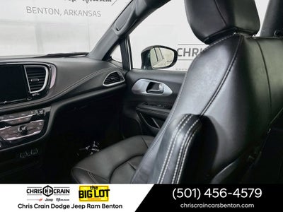 2024 Chrysler Pacifica Hybrid S Appearance Pkg