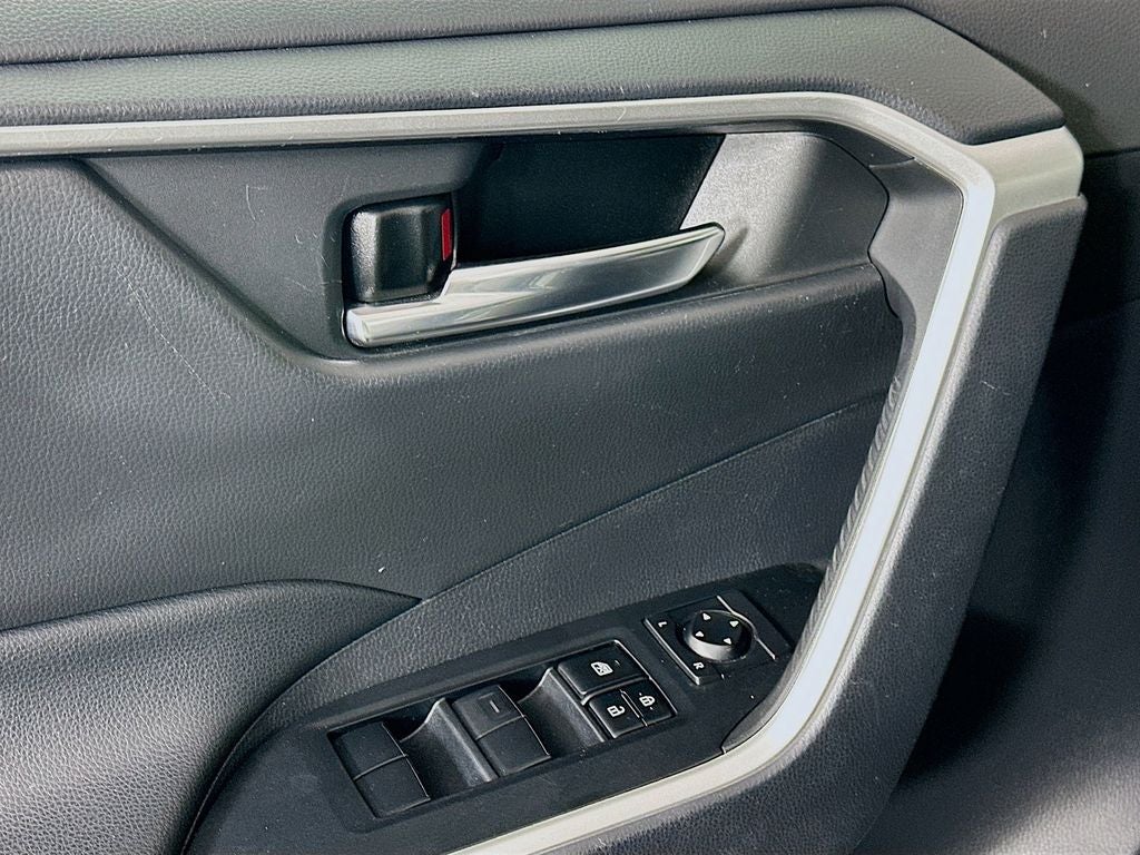 2021 Toyota RAV4 XLE - Photo 11
