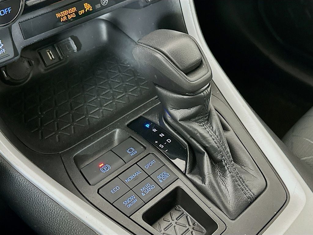 2021 Toyota RAV4 XLE - Photo 19