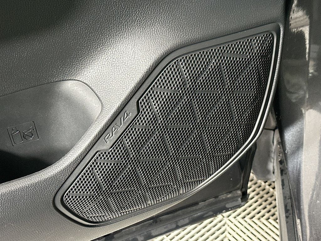 2021 Toyota RAV4 XLE - Photo 20